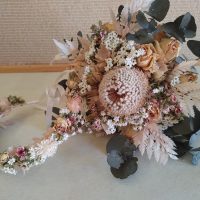 Bouquet and hair circlet for a bride in dried flowers